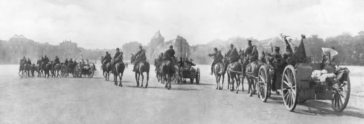 Artilharia puxada a cavalo, passando pelo Palácio de Versalhes, França, agosto de 1914