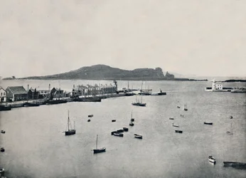 Howth - Vista geral do porto e do olho das Irelands, 1895