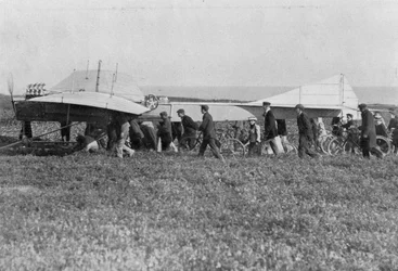Hubert Latham se prepara para decolar após Louis Bleriot, perto de Calais, França, 25 de julho de 1909