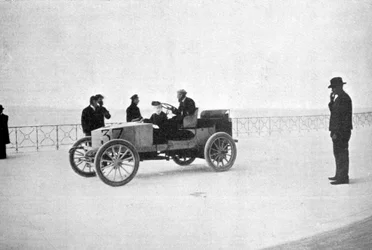 Hubert le Blon, em seu carro a vapor Gardner-Serpollet, Nice, 1903