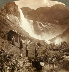 Casa humilde da montanha no sopé dos penhascos, onde as Cataratas Skiaeggedals saltam 525 pés., Norrway, c1905.