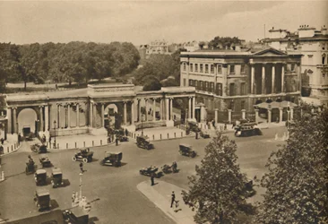 Canto de Hyde Park com a arcada tripla que conduz ao parque real que mostra Apsley House, c1935.