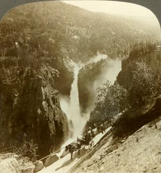 Beleza imponente de Rjukanfos envolto em spray, queda de espuma, Noruega, c1905.