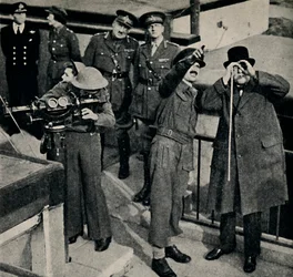 Em um canhão antiaéreo, em 17 de outubro de 1941, 1945.