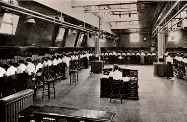 Em uma grande central telefônica, c1916