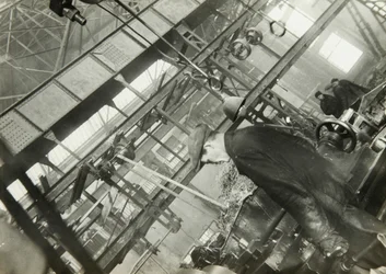 Em uma fábrica de engenharia mecânica, URSS, década de 1930