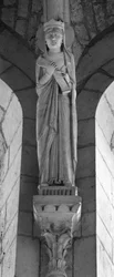 Numa queda de ogiva, a Rainha do Antigo Testamento. Uma escultura anónima. Collegiale Saint Sylvain, Levroux (Indre)