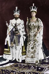Na primavera de 1910, o rei Eduardo VII morreu, em março de 1911, o rei George V foi coroado, 1911, 1945