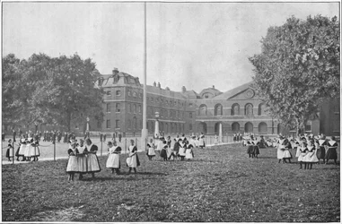 Nos terrenos do Foundling Hospital, Londres, c1901 1901