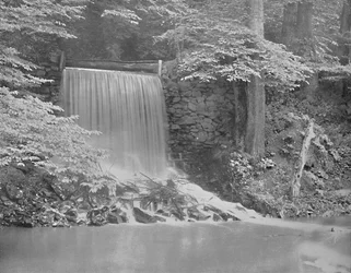 Independence Falls, em Darby Creek, perto de Filadélfia, c1897.