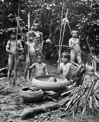 Índios do rio Putumayo com uma cabeça decepada, Amazónia