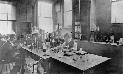 Laboratório industrial na Thomas Firth & Sons Norfolk Works, Sheffield, c1900