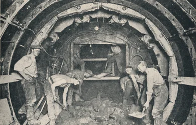 Dentro de um escudo de encapsulamento em Greathead, 1926