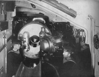 Dentro da barbeta de um navio de guerra mostrando a culatra aberta de uma arma de 135 polegadas, 1914