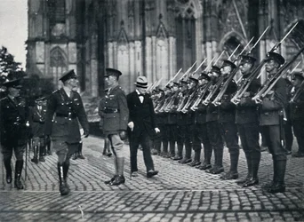 Inspeção de tropas no sopé da Catedral de Colônia, 1919, 1945