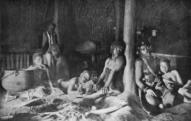 Interior de uma cabana Zulu, 1912