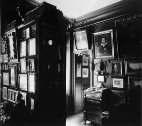 Interior do Museu do autor e historiador Alexander Onegin em Paris, década de 1920.