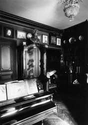 Interior do Museu do autor e historiador Alexander Onegin em Paris, década de 1920.