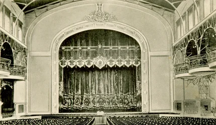 Vista interior do teatro na Casa dos Povos Nicolau II, São Petersburgo, Rússia, 1900