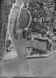 Barcaças de invasão reunidas no porto de Boulogne, França, 1940 1943.