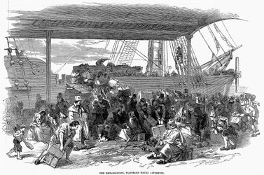 Emigrantes irlandeses embarcando para a América em Waterloo Docks, Liverpool, 1850