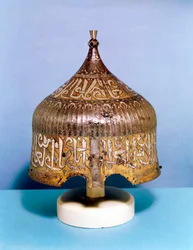 Capacete de ferro com decoração caligráfica em damasco prateado, mameluco turco, século XV