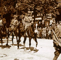 Oficiais italianos durante o desfile da vitória, 1918