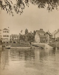É apenas um centavo para Twickenham Town: a balsa que inspirou uma canção famosa, c1935.