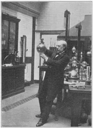 James Dewar, químico e físico escocês em seu laboratório, c1890