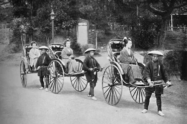 Senhoras japonesas em riquexós desenhadas por coolies, 1902
