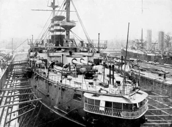 Navio de guerra japonês Mikasa nas docas de Portsmouth, Inglaterra, 1904