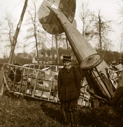 Jean Chaput na frente de sua 11ª vitória, c1914-c1918