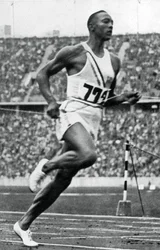 Jesse Owens no final dos 100m nos Jogos Olímpicos de Berlim, 1936
