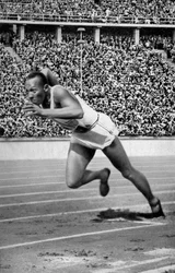 Jesse Owens no início dos 200 metros nos Jogos Olímpicos de Berlim, 1936