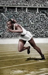Jesse Owens no início dos 200 metros nos Jogos Olímpicos de Berlim, 1936