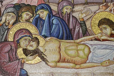 Jesus deitado sobre o novo túmulo de José de Arimatéia, Detalhe da arte do mosaico que retrata o enterro de Jesus Cristo, Igreja do Santo Sepulcro, Jerusalém, Israel