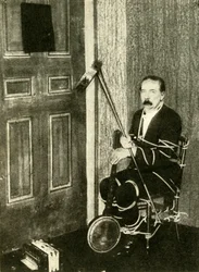 John Nevil Maskelyne realiza uma ilusão de gabinete espiritual, c1910.