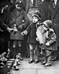 Vendedor de brinquedos no meio-fio, Holborn, Londres, 1926-1927