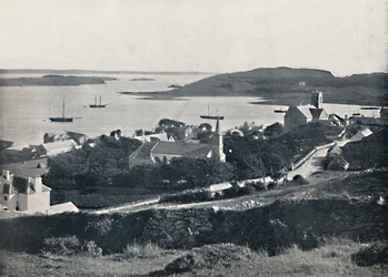 Killybegs - olhando a vila e a baía, 1895