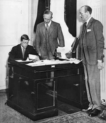 Rei Edward VIII, trabalhando com sua equipe no Palácio St Jamess, Londres, 1936