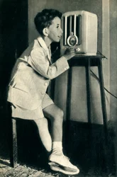 Rei Faisal do Iraque ouvindo uma transmissão preparada para seu aniversário pela BBC, 1942.