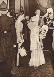 O rei Jorge VI e a rainha Isabel a sair de um almoço em honra da coroação, 1937