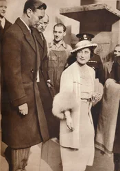 O rei Jorge VI e a rainha Isabel à saída de um ensaio da sua coroação, 1937