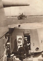 Rei George VI na torre de tiro do HMS Southampton, 1937