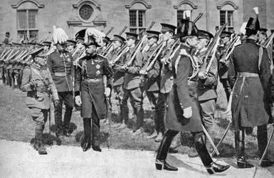 Rei George V 1865-1936 inspecionando o OTC no Bangor University College, c1920s 1936
