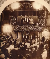Rei George V e Queen Mary em um desempenho de variedade de comando real, década de 1920 ou 1930, 1935