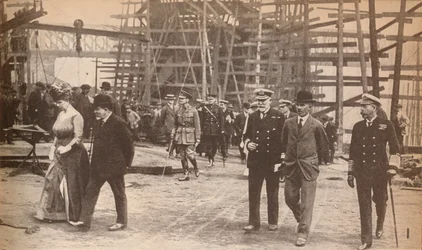 Rei George V e Queen Mary em um estaleiro de Sunderland durante a Primeira Guerra Mundial, 15 de junho de 1917, 1935