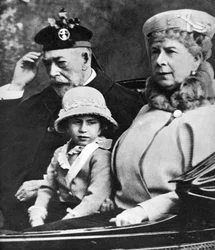 Rei George V e Queen Mary com a princesa Margaret dirigindo para a igreja, Balmoral, c1930s