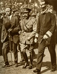 O rei George V participa de uma partida de beisebol em Stamford Bridge, Londres, 1935.