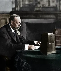Rei George V transmitindo ao império no dia de Natal, Sandringham, 1935